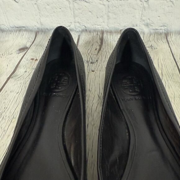 Tory Burch Open Toe Sandals Women Size 7 Embellished Black Gold Logo Flat Preppy - Picture 11 of 16